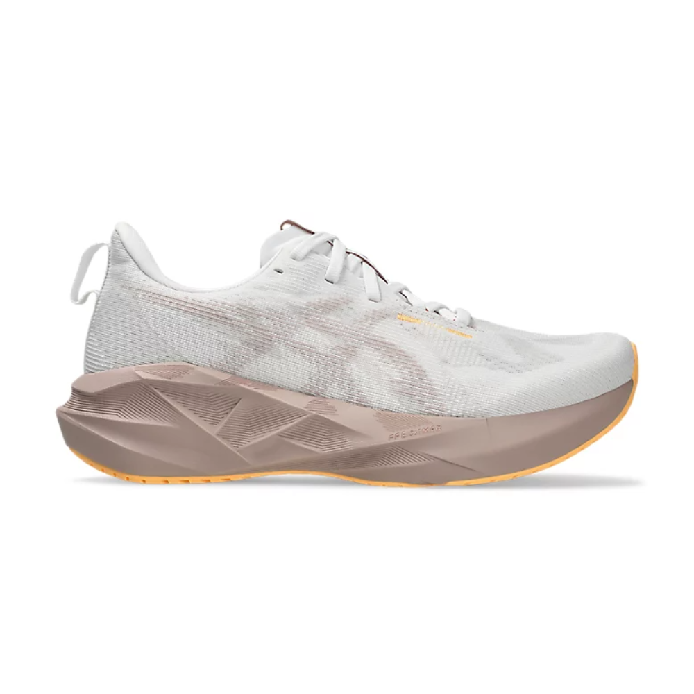 ASICS Women Novablast 5 Wide - White / Fawn