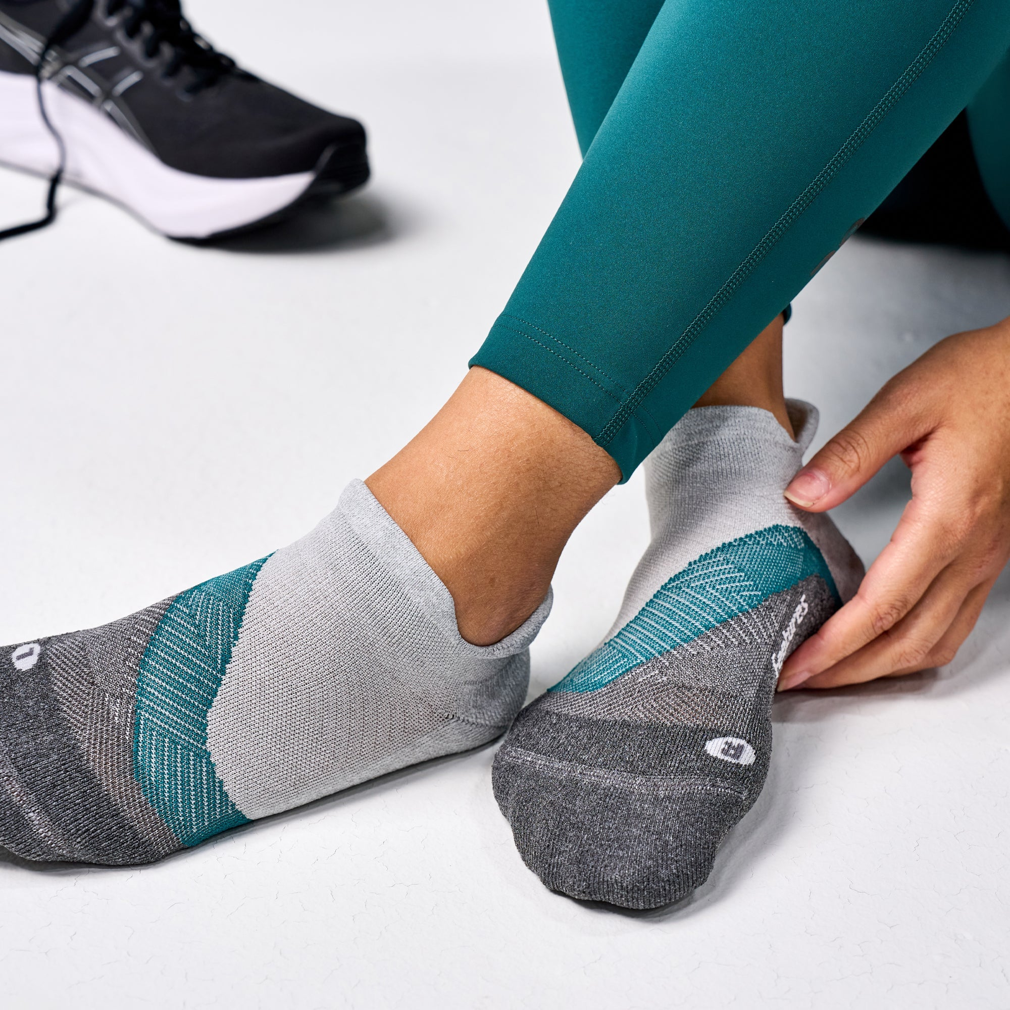 Feetures Active Elite Light Cushion No Show Tab - Stone Ivy