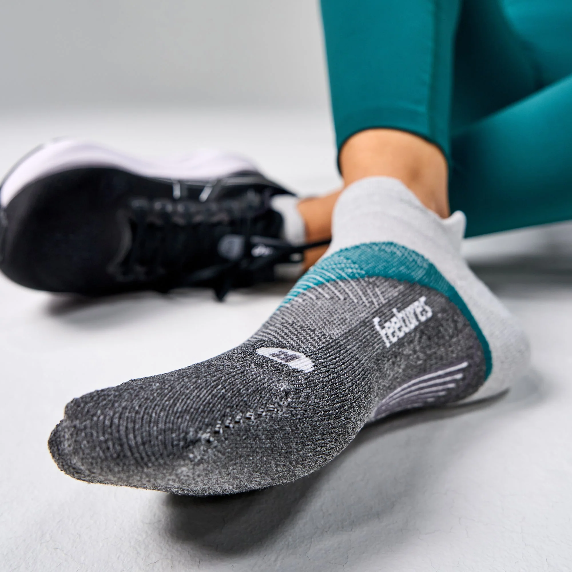 Feetures Active Elite Light Cushion No Show Tab - Stone Ivy